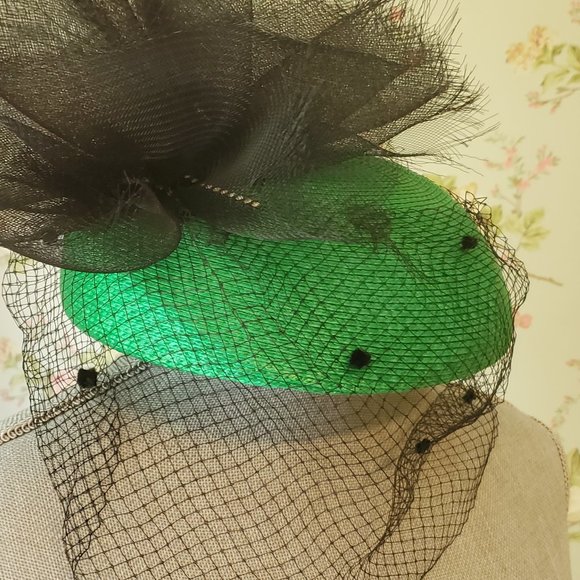 VINTAGE Bellini Green Straw Hat with Black Veil and Fascinator - Picture 1 of 5